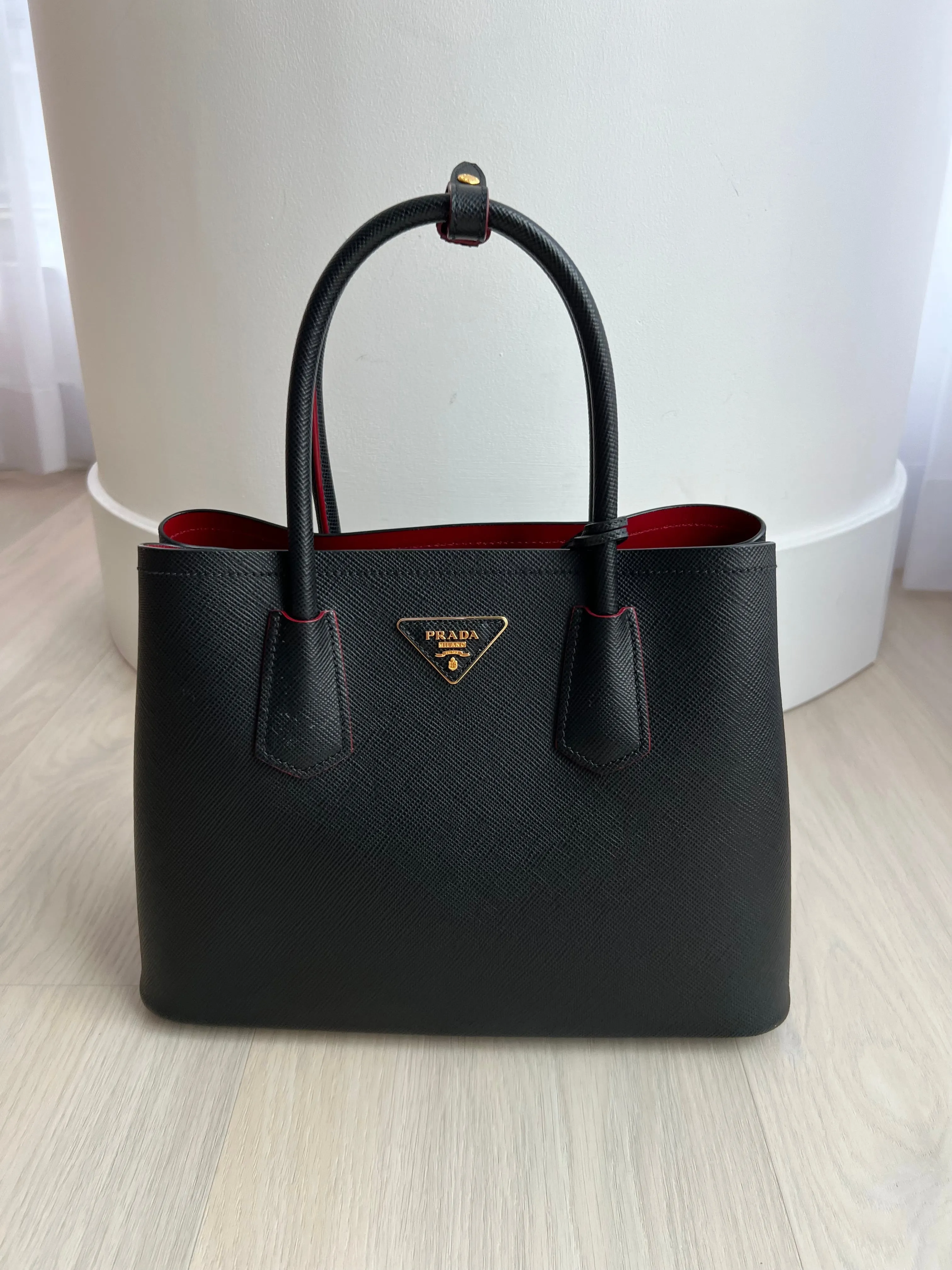 Prada Luxurious Double Bag - Elegant Designer Handbag for Fashion Enthusiasts