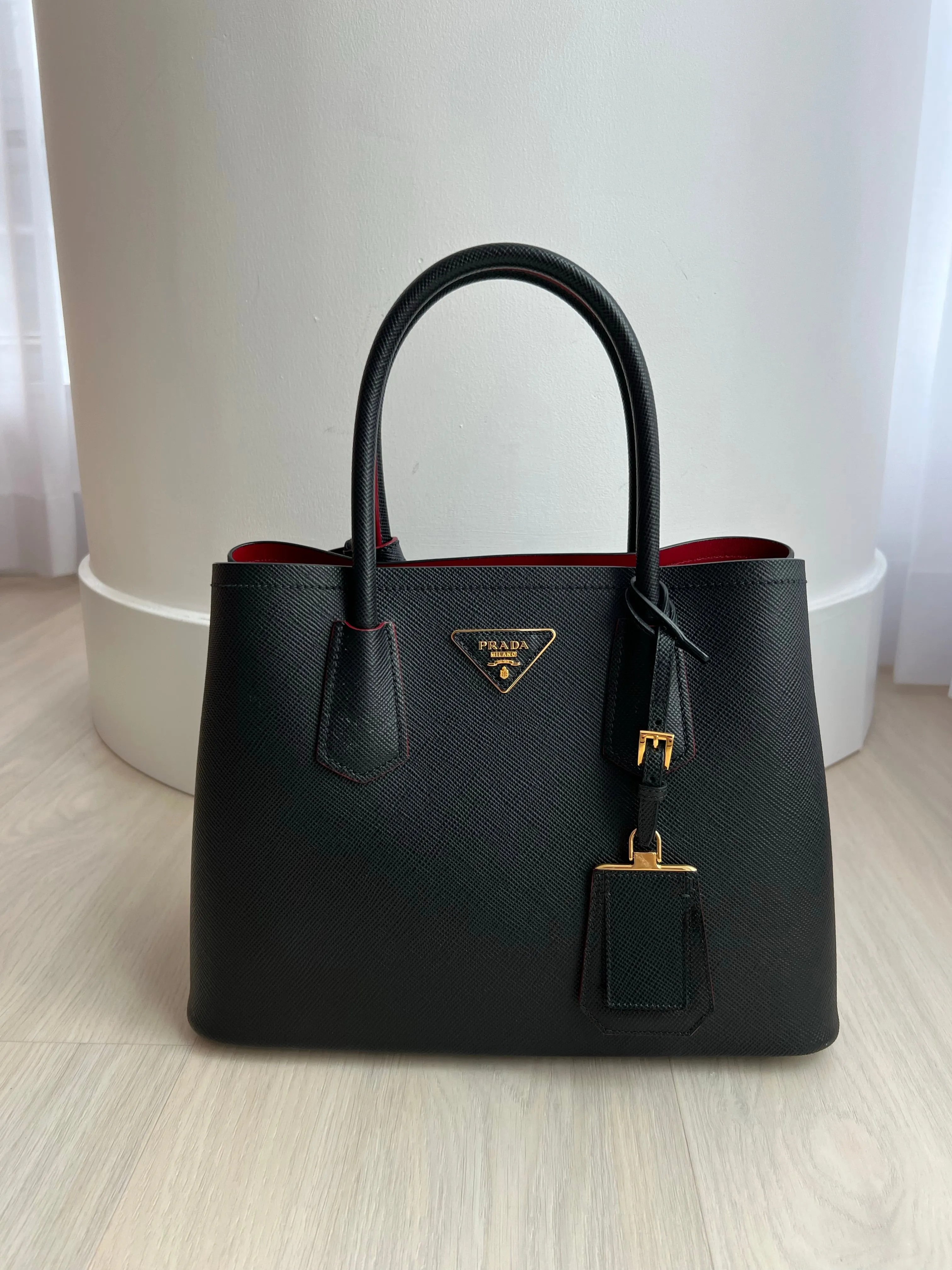 Prada Luxurious Double Bag - Elegant Designer Handbag for Fashion Enthusiasts