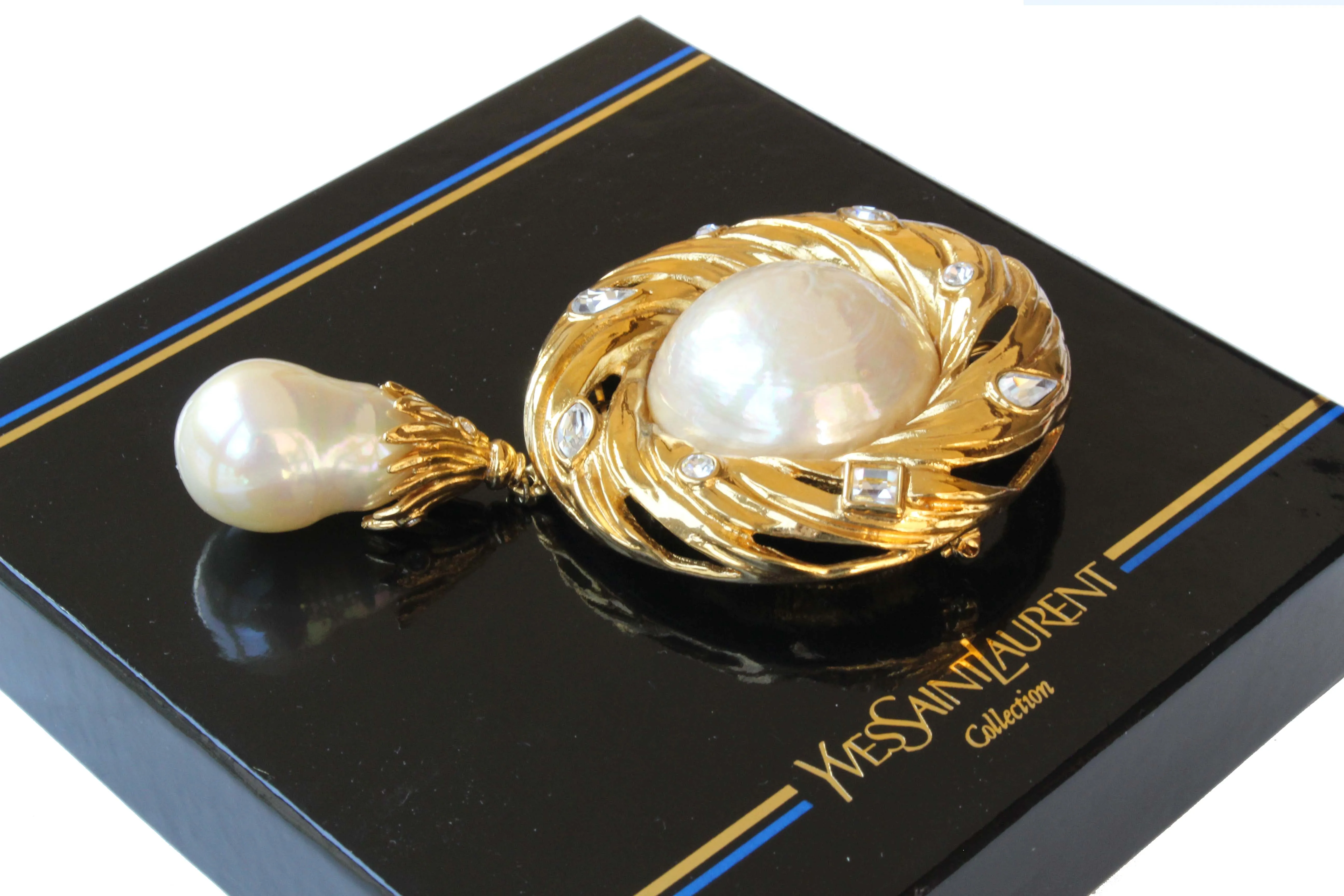 YVES SAINT LAURENT large dangling pearl brooch pendant